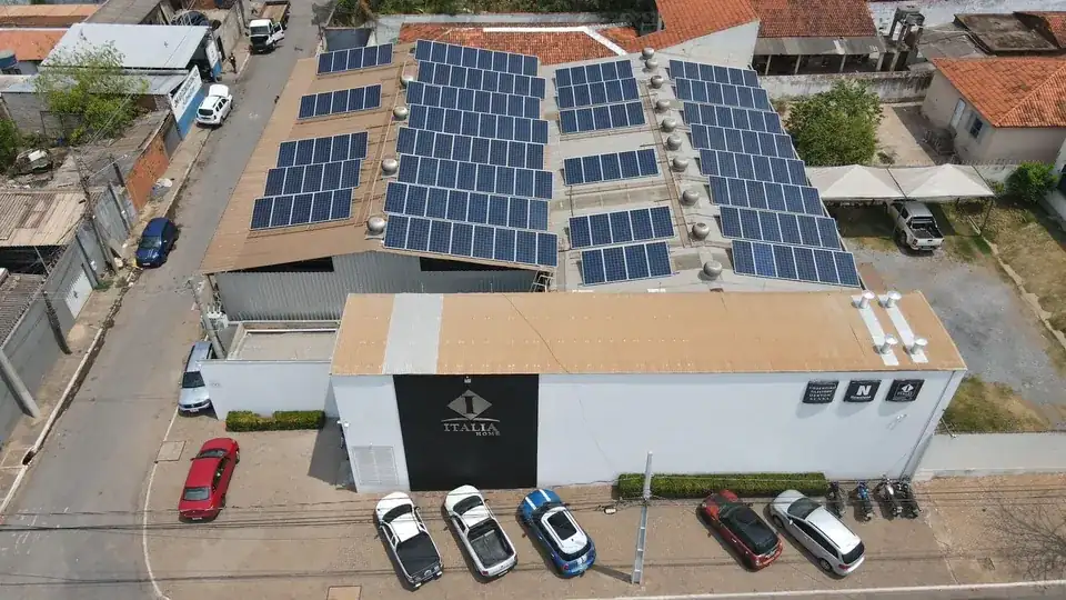 Sistema de energia solar instalado em cobertura empresarial